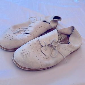 Casual shoes